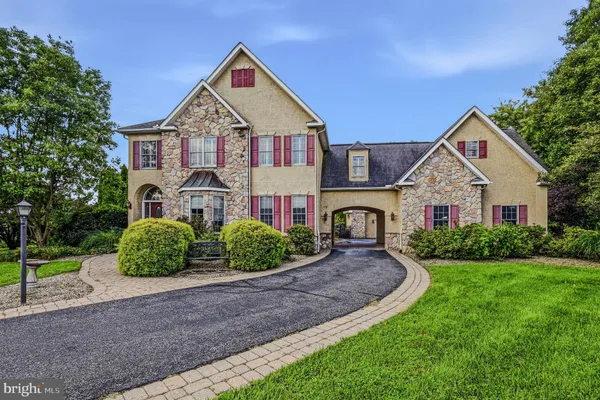 264 REGENT CIR