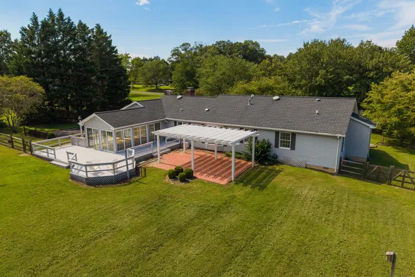 226 LAKESIDE DR