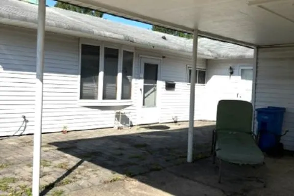 20 SCHOOLHOUSE LN