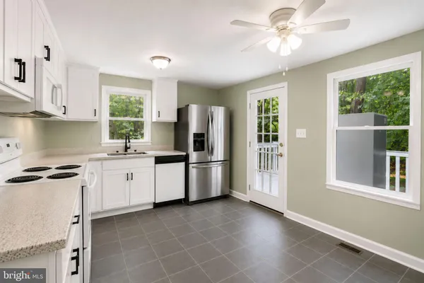 544 ROCKBRIDGE DR
