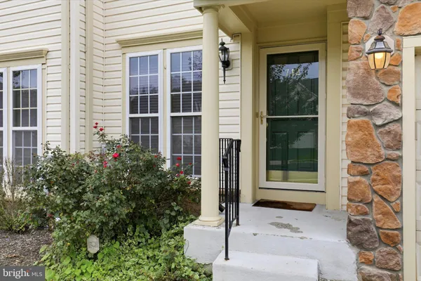 712 WISTERIA DR