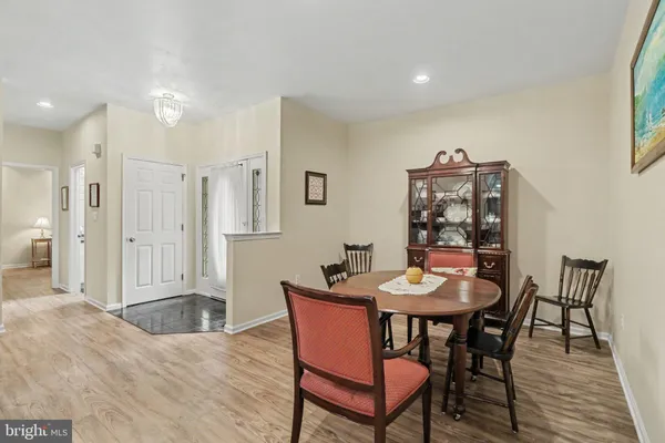 525 WATERSIDE CIR