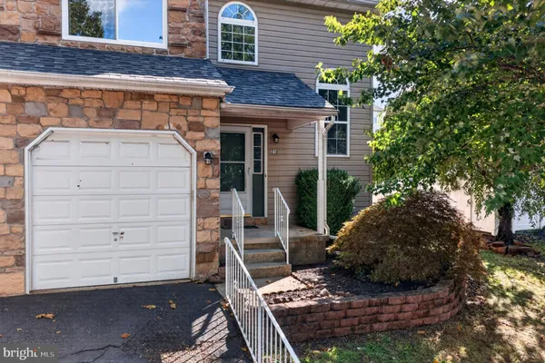 210 SHIRLEY LN