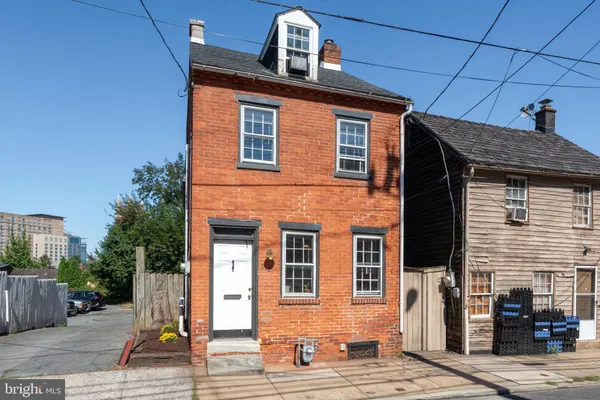 212 HOWARD AVE