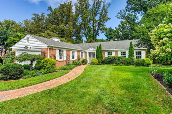 6009 HUNT CLUB LN