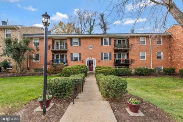 3846 LYNDHURST DR 302