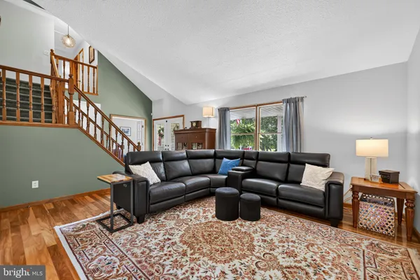 102 HOLLY CT