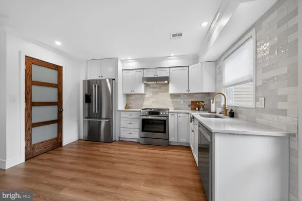 10 E SUTTON AVE