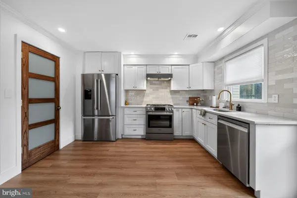 10 E SUTTON AVE