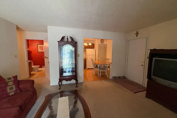 32 VERSAILLES CT