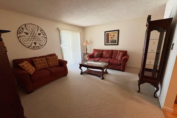 32 VERSAILLES CT