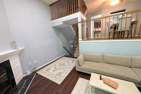 6 HALSTEAD PL