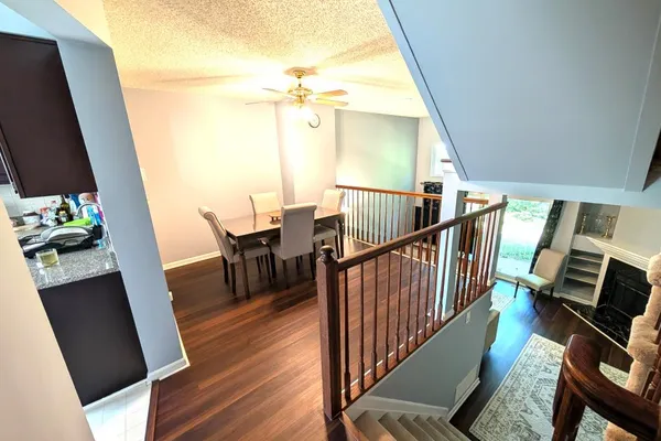 6 HALSTEAD PL