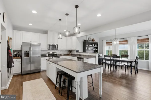 218 MONUMENT DR