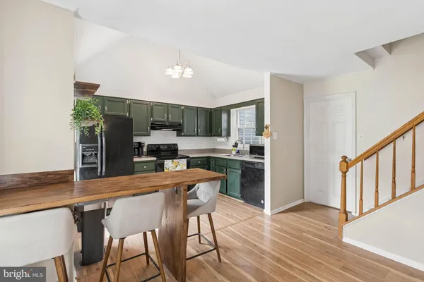 10808 LAKE SQ