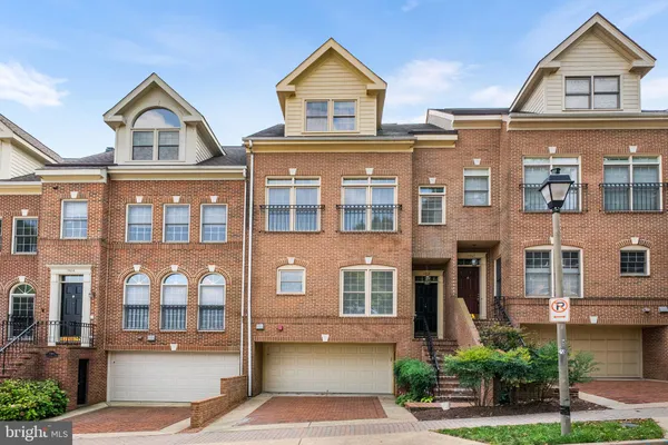 1588 N COLONIAL TER