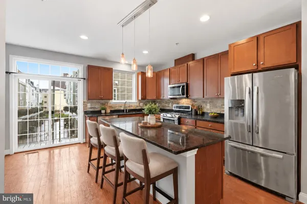 37 MERIDIAN LN
