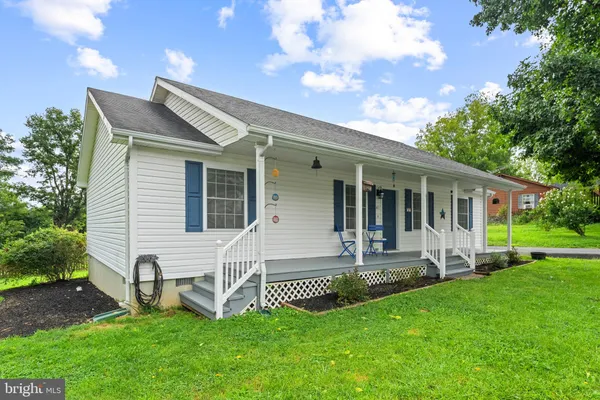 4 HUNTINGDON LN