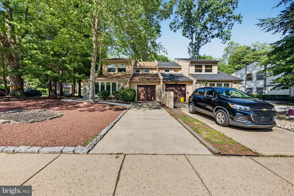 23 GOSHAWK CT