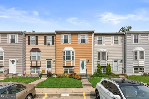 19 JOGGINS CT
