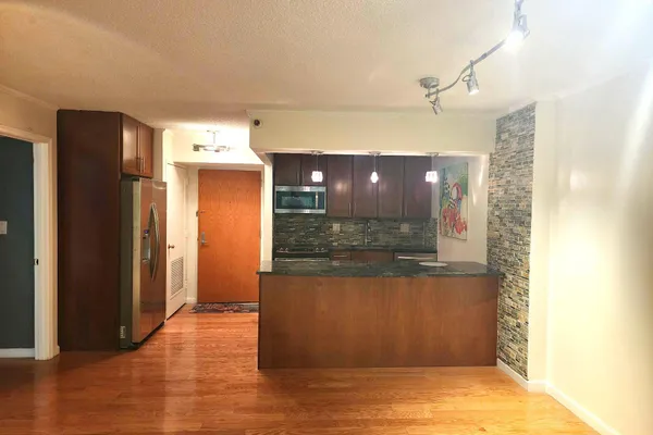 1808 OLD MEADOW RD 302