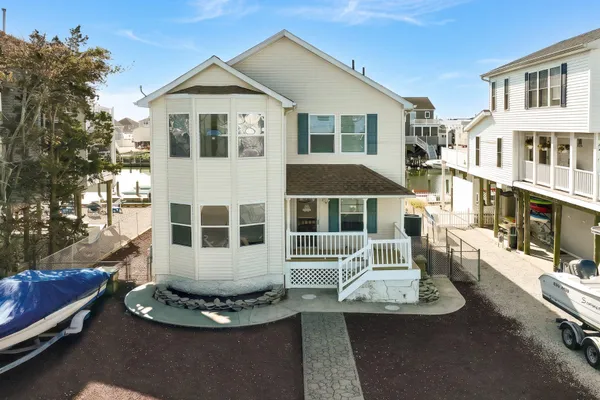 348 KINGFISHER RD