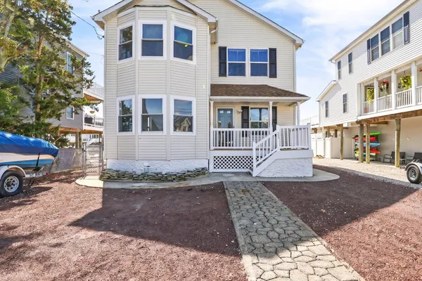 348 KINGFISHER RD