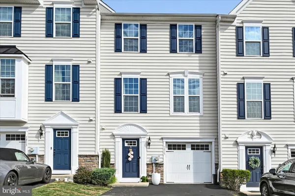 1815 HONEYSUCKLE CT