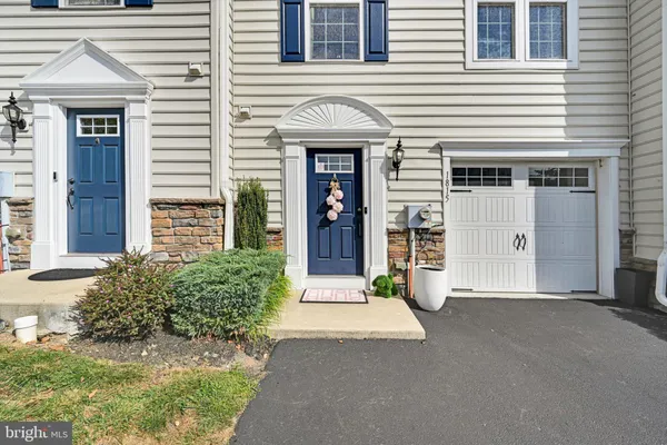1815 HONEYSUCKLE CT