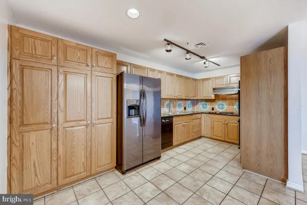 10 E LEE ST 2608