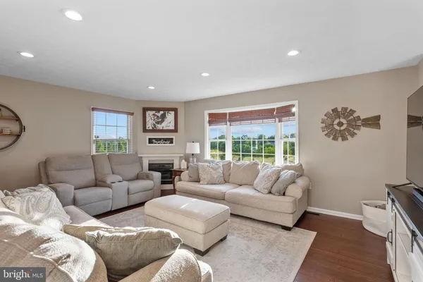 215 GREEN HILLS LN