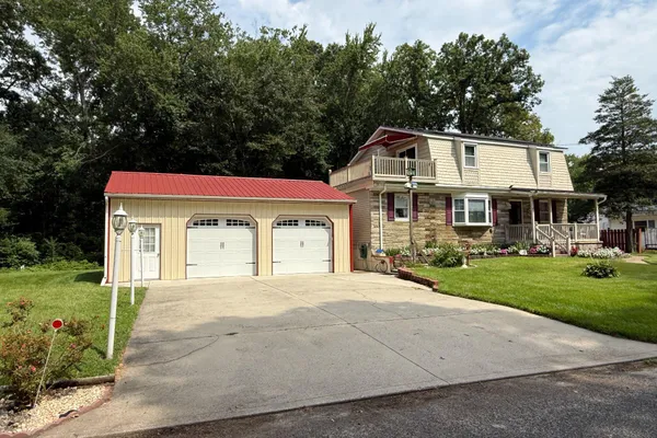 312 SW LAKESHORE DR