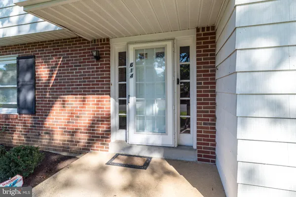 614 W BROOKHAVEN RD