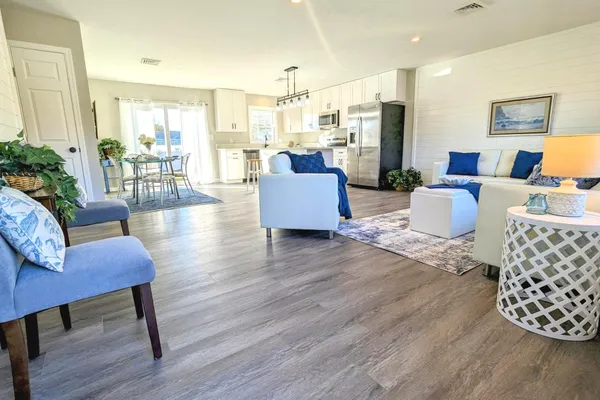 1340 QUEEN ANNE DR