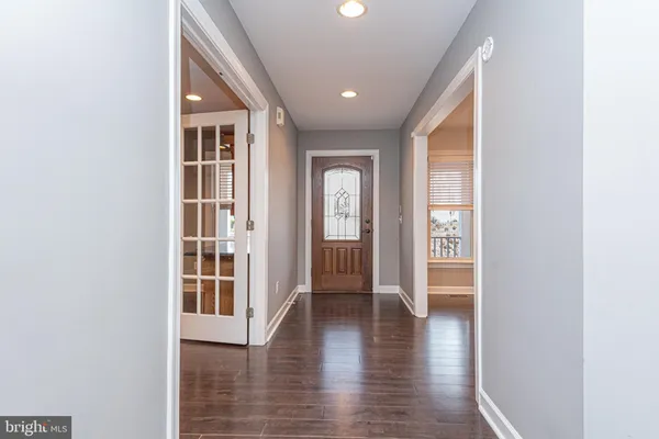 202 W MANOR DR