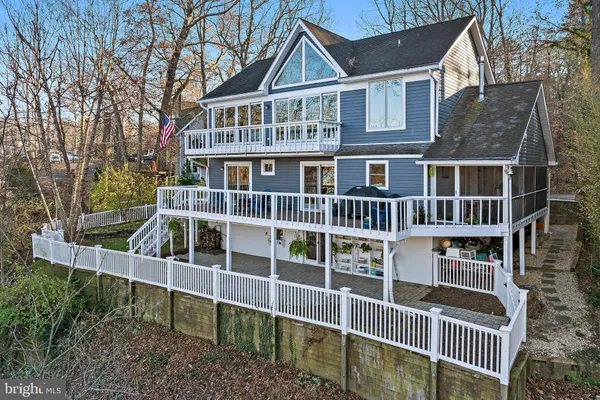 1812 SHORE DR