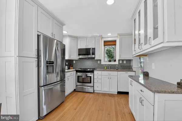 8306 QUEEN ANNES DR