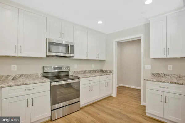 8 E POPLAR LN
