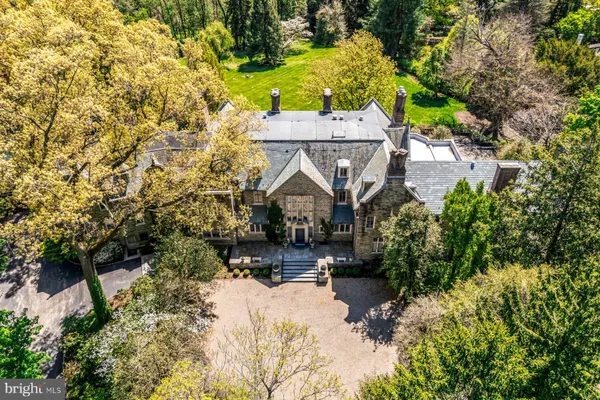 220 RAVENSCLIFF RD