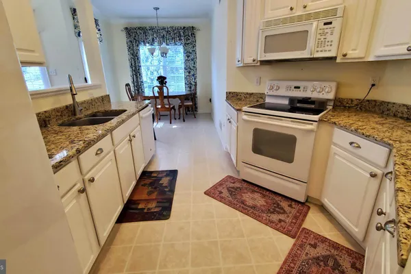 10 KINGSGATE CT