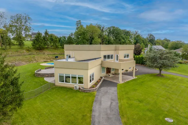 2224 MEADOW BROOK DR
