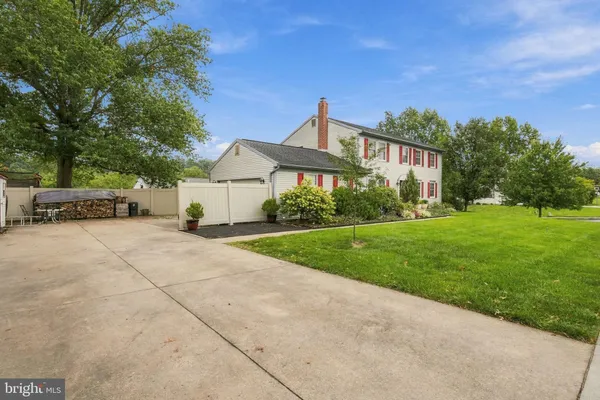 706 CARRIAGE LN