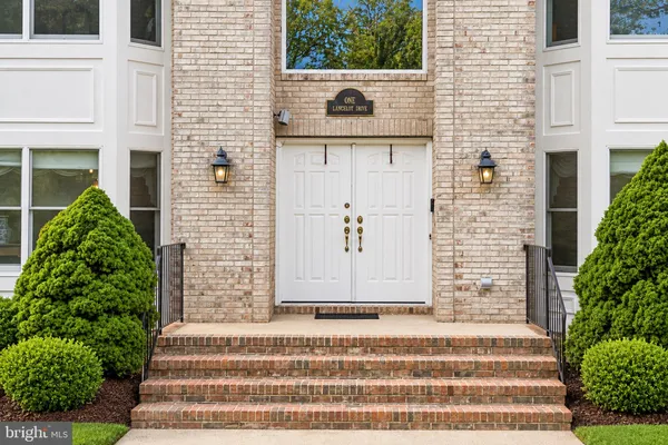 1 LAUNCELOT DR