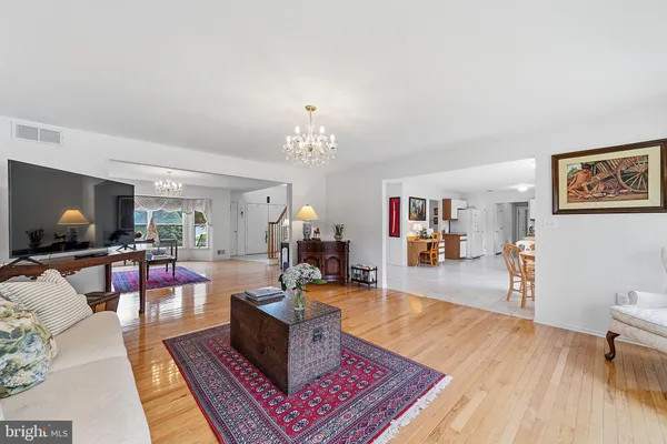 1 LAUNCELOT DR