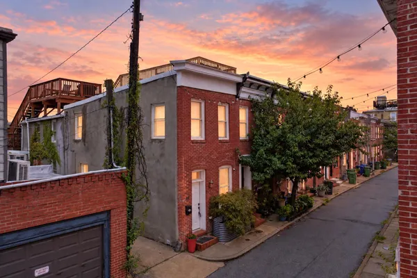32 S CASTLE ST