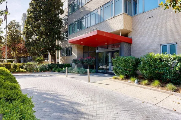 1711 MASSACHUSETTS AVE 301