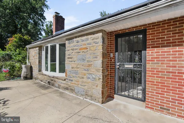 1605 HILLCREST RD