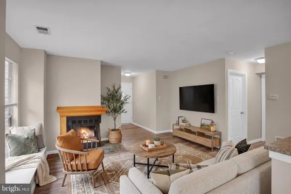 607 FOXCROFT CIR CONDO 607