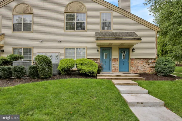 607 FOXCROFT CIR CONDO 607