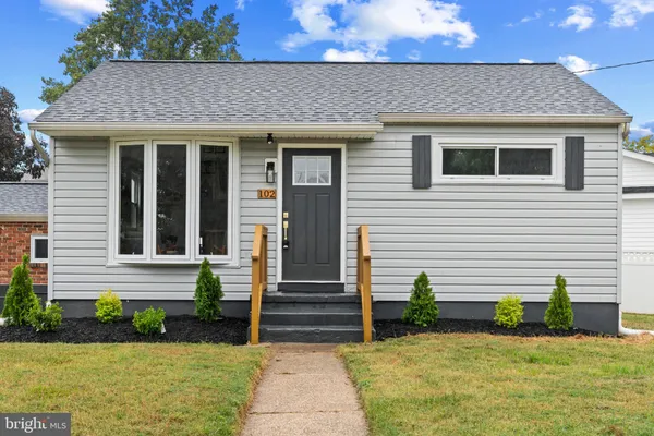 102 FERNGLEN AVE